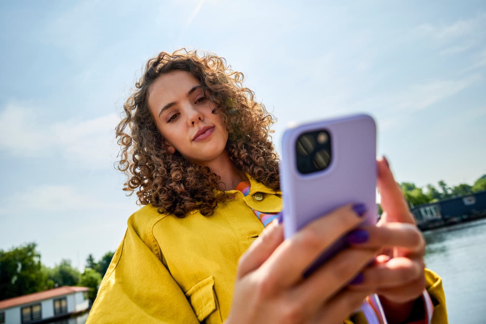 jonge vrouw die op haar telefoon zit