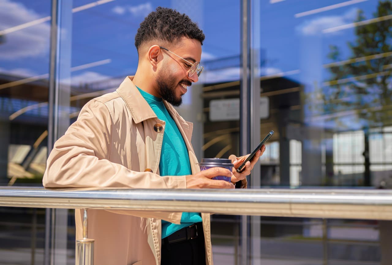 Man gebruikt telefoon tijdens zakelijke reis